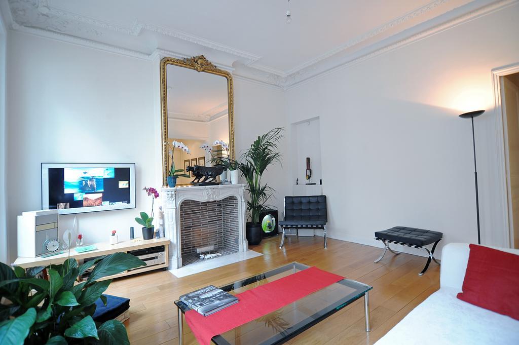 Champs Elysees Homestay - Air Conditioning パリ 部屋 写真